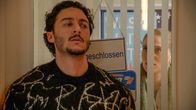 Rote Rosen – Bella (Alessia Mazzola r.) hofft, dass Elyas (Mehmet Daloğlu l.) nach der Konfrontation mit der Polizei endlich die Wäscherei räumt. Elyas (Mehmet Daloğlu l.) denkt kurz ans Aufgeben, doch dann verbarrikadiert er sich wütend in der Wäscherei.