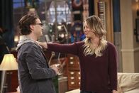 The Big Bang Theory – Penny (Kaley Cuoco, r.) scheint es endlich geschafft zu haben. Eine Rolle in einer TV-Serie soll ihr großer Durchbruch werden, doch wenn es um Pennys Schauspieltalent geht, hat Leonard (Johnny Galecki, l.) Zweifel an seiner Freundin ...