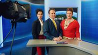 Walking on Sunshine – (v.li.) Tilia Konstantin (Proschat Madani), Otto Czerny-Hohenburg (Robert Palfrader), Conny Ulrich (Selina Graf).