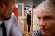 Sturm der Liebe – Yvonne (Tanja Lanäus, M. hinten mit Sabine Werner, r. vorne) muss gestehen, dass Gerry nicht in Not ist, sondern Erik (Sven Waasner, l. vorne) mit einem Junggesellenabschied überraschen will.