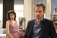 Sturm der Liebe – ARD STURM DER LIEBE FOLGE 1808 Uhr im ERSTEN. Leonard (Christian Feist, r.) will beim Tanzen mit Pauline (Liza Tzschirner, l.) seine geschäftlichen Sorgen vergessen.