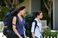 Gilmore Girls – Lorelai (Lauren Graham, l.) und Rory (Alexis Bledel, r.) kehren nach ihrer Europareise zurück nach Stars Hollow und gleich warten einige Überraschungen auf sie ...