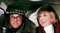 Monte-Carlo-Rallye – Der amerikanische Playboy Chester Schofield (Tony Curtis) gabelt während der Monte Carlo Rallye die hübsche Betty (Susan Hamshire) auf.
