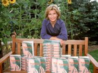 Das Weibernest – Stolz präsentiert Franziska (Susanne Uhlen) ihren Bestseller "Die perfekte Frau".