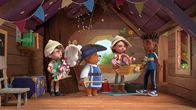 Paddingtons Abenteuer – v.li.: Jonathan Brown, Paddington, Judy Brown, Mateo