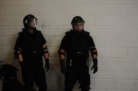 Überleben hinter Gittern – Sacramento, California: SRT (Special Response Team) deputies at a shakedown.
