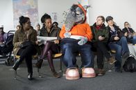 TanzAlarm – Leider stellt sich heraus, dass das Wartezimmer auf dem Passamt voll ist mit Leuten und erst einmal Warten für den TanzTapir angesagt ist.