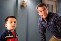 The Middle – Während er für Brick einen Trip nach Chicago zum Buchstabierwettbewerb organisiert, vernachlässigt er eines seiner anderen Kinder völlig: Mike (Neil Flynn, r.) vergisst den Geburtstag von Sue ...