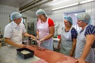 Landfrauenküche – Von links: Metzger Peter Pollak, Heidi Kaiser, Edeltraud Zehetmeier und Barbara Baumann beim Wurstmachen.