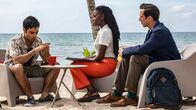 Death in Paradise – Naomi Thomas (Shantol Jackson, M.) und DI Neville Parker (Ralf Little, r.) befragen Sam (Ali Ariaie, l.) zu seiner Verbindung zum Opfer. Während des Gesprächs kommt eine schockierende Wahrheit ans Licht, die den Fall in ein neues Licht rückt.