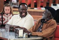 2 Broke Girls – Voller Spannung erwartet Earl (Garrett Morris, r.) seinen erfolgreichen Sohn Darius (Cedric "The Entertainer", vorne l.) und erfährt während des Wartens unerwartete Neuigkeiten ...