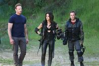 Sharknado 3 – L - R: Ian Ziering als Fin, Cassie Scerbo als Nova Clarke, Frankie Muniz als Lucas Stevens