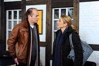 Rote Rosen – ARD ROTE ROSEN FOLGE 1666 Uhr im ERSTEN. Lisa (Daniela Wutte, r.) erklärt Malte (Marcus Bluhm, l.) kühl, dass sie das Baby bekommen wird.