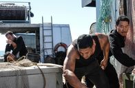 Hawaii Five-0 – Als ein Mann leblos an die Küste von Oahu gespült wird, kommt das Five-O Team einem Ring illegal arbeitender Fischer auf die Schliche: Steve (Alex O'Loughlin, 2.v.l.) und Chin (Daniel Dae Kim, r.) ...