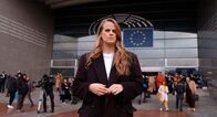 Servicezeit-Reportage: ECHT? – Reporterin Svenja Kellershohn vor dem EU-Parlament.