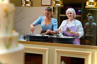 Paula kocht – Moderatorin Paula Bründl (linnks) und Demel-Backstubenleiterin Paula Hartung (rechts) in der Kaiserschmarren-Küche. Aufgenonnem im Rahmen von ServusTV´s "Paula kocht" in der K. und K. Hofzuckerbäckerei Demel in Wien, Ö, am 09.06.2026.
