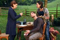 Dennstein & Schwarz – Therese (Martina Ebm) macht ein Foto als Beweismittel im Rechtsstreit: Fritz (Robert Finster) hat eine Wunde nach der Rauferei mit Felix, seine Frau Laura (Maddalena Noemi Hirschal) ist besorgt.