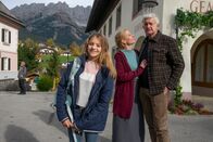 Der Bergdoktor – Zur Freude von Sophia (Ylvi Unertl, l.) hat sich das Verhältnis zwischen ihre Mutter Susanne (Natalie O'Hara, M.) und Paul Richter (Dominic Raacke, r.) wieder gebessert.
