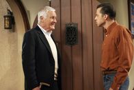 Two and a Half Men – Durch Jakes Offenheit geraten Norman (Orson Bean, l.) und Alan (Jon Cryer, r.) aufeinander ...