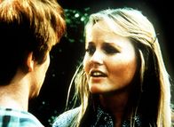 Die Waltons – Ben Walton (Eric Scott, l.) hat heimlich geheiratet. Seine Frau Cindy (Leslie Winston, r.) hat noch Bedenken, ob die Waltons sie wirklich vorbehaltlos aufnehmen werden ...
