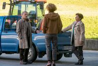 Der Bergdoktor – Lisbeth Gruber (Monika Baumgartner, r.) kann gut verstehen, warum sich Caro Pflüger (Barbara Lanz, M.) von ihrem Vater Rolf Pflüger (Wolfram Berger, l.) hintergangen fühlt.