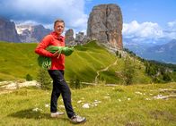 Bergwelten – Ivo Rabanser (Bergführer) in den Dolomiten bei der Besteigung des Cinqe Torri.