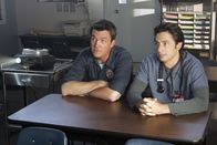 Scrubs - Die Anfänger – (v.li.) Neil Flynn (Hausmeister), Zach Braff (John 'J.D.' Dorian).