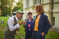 Die Heiland - Wir sind Anwalt – Hat Otto Szabo (Hans Klima, l.), den Romy Heiland (Christina Athenstädt, r.) und Tilly Vogel (Sina Reiß, M.) befragen, etwas Verdächtiges in der Seniorenresidenz beobachtet?