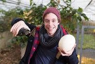Checker Tobi – Checker Tobi mit einer Schildkröte und einem Ei.