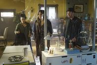 Scorpion – Happy (Jadyn Wong, l.), Paige (Katharine McPhee, M.), Toby (Eddie Kaye Thomas, r.) und der Rest des Teams Scorpion müssen zusammenarbeiten, um das Leben einer jungen Frau zu retten ...
