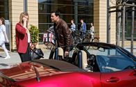 In aller Freundschaft – Juliane Kling (Sophia Schober) ist Kosmetikerin und hat in der Sachsenklinik eine Krebspatientin behandelt. Als sie in ihr Auto steigen will, stößt sie sich den Kopf und Dr. Philipp Brentano (Thomas Koch) nimmt sie zu seinem Dienstbeginn direkt wieder mit in die Klinik. Dr. Lilly Phan (Mai Duong Kieu, re.hi.) beobachtet die beiden. Sie erkennt in Juliane ihre ehemals beste Freundin.