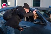 Unit 42 – Billie Vebber (Constance Gay) holt sich Hilfe von einem Passanten. Sagt er die Wahrheit?