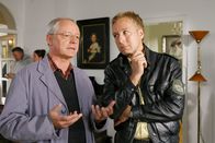 Die Rosenheim-Cops – Hausmeister Kranich (Olaf Andreas Krätke, l.) schildert Mohr (Max Müller, r.), wie er die Leiche gefunden hat.