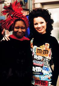 Die Nanny – "Nanny" Fran Drescher mit Gaststar Whoopi Goldberg, die in dieser Folge eine Fotografin spielt.