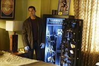 Castle – Überrascht stellt Esposito (Jon Huertas) fest, dass das Opfer kein unbeschriebenes Blatt war ...
