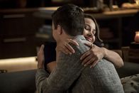 The Flash – Nora (Jessica Parker Kennedy, l.); Barry (Grant Gustin, r.)