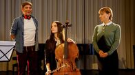 Löwenzahn – Fritz Fuchs (Guido Hammesfahr) findet, dass die blinde Selina (Emilie Neumeister) ihr Vorspiel an der Musikhochschule großartig gemeistert hat. Madame Dupré (Gitta Schweighöfer) sieht das ganz anders. Aber irgendetwas hat die äußerst strenge Lehrerein zu verbergen.