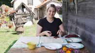 Zu Tisch ... – Zu Tisch Zentralserbien Milica Čvrkić backt einen Himbeerstrudel Copyright: SRF/Reiner Bauer