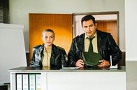 Hubert ohne Staller – Rebecca (Jeanne Goursaud, l.) und Riedl (Paul Sedlmeir, r.) beobachten die Zusammenarbeit zwischen der "Kaiserin" und Girwidz.
