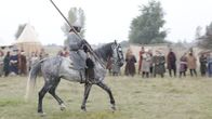 Terra X: Die Welt der Ritter – Ein Ritter auf dem Weg zum Buhurt. Bei dieser frühen Turnierform kämpften zwei Reitergruppen in Scheingefechten gegeneinander. Trotz der eigentlich friedlichen Übung wurden bei jedem dieser Turniere viele Ritter und Edelknechte schwer verletzt oder fanden den Tod.
