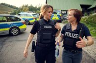 Tatort – v.li.: Steffi (Lucia Schulz) berichtet Franziska Tobler (Eva Löbau) von der Aufregung, die der Todesfall in der Bergbahn ausgelöst hat.