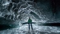 Faszination Wasser – Auf Spitzbergen erforschen Wissenschaftler das Innere eines Gletschers. Über ihnen türmen sich Millionen Tonnen Eis.