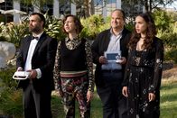 The Last Man on Earth – Nachdem sie Melissa eingesperrt haben, spielt diese Psychospielchen mit ihnen und Tandy (Will Forte, l.), Carol (Kristen Schaal, 2.v.l.), Todd (Mel Rodriguez, 2.v.r.) und Erica (Cleopatra Coleman, r.) suchen nach Medikamenten, die ihr helfen könnten ...