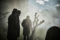 Der junge Inspektor Morse – Als Dr. Derbyn (James Bradshaw, r.) Fred Thursday (Roger Allam, l.) und Jim Strange (Sean Rigby, M.) über den Tod des Mordopfers aufklärt, verhält sich Thursday merkwürdig. Es scheint, als würde ihm dieser Mord bekannt vorkommen.
