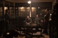 Babylon Berlin – Rath (Volker Bruch, Mitte re.) berät sich mit Henning (Thorsten Merten, li.), Czerwinski (Rüdiger Klink) und Reinhold (Christian Friedel, re.).