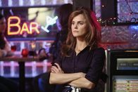 Scrubs - Die Anfänger – Melody (Keri Russell) ahnt, dass sie J.D. ein Dorn im Auge ist, weil sie mit Elliott plötzlich so viel Zeit verbringt ...