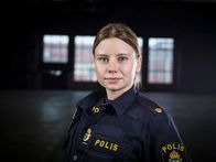 Thin Blue Line – Als Polizeianwärterin ist Sara (Amanda Jansson) neu in ihrer Einheit. Nichtsdestotrotz wird sie Hals über Kopf in den harten Alltag einer Polizistin geworfen und sieht sich ständig mit neuen Herausforderungen konfrontiert.