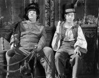 Dick und Doof werden Papa – Ollie (Oliver Hardy, l.); Stan (Stan Laurel, r.)