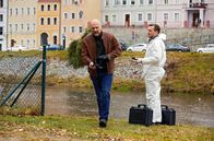 Wolfsland – Butsch (Götz Schubert) ist schon fertig mit dem Tatort bevor Böhme (Jan Dose) überhaupt angekommen ist.