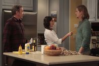 Last Man Standing – Mandy (Molly Ephraim, M.) weiß eines ganz genau: Ihr Vater (Tim Allen, l.) soll ihren Freund Kyle (Christoph Sanders, r.) nicht weiter für Arbeiten einspannen ...